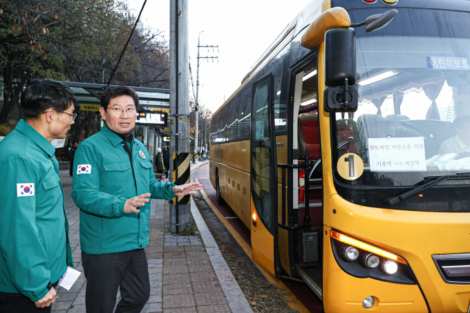 이상일 용인특례시장이 전국철도노동조합 총파업이 시작된 5일 아침 기흥역에서 출근길 대중교통 상황과 시가 비상수송대책으로 마련한 전세버스 원활한 운행 여부를 점검했다. / 사진제공=용인특례시