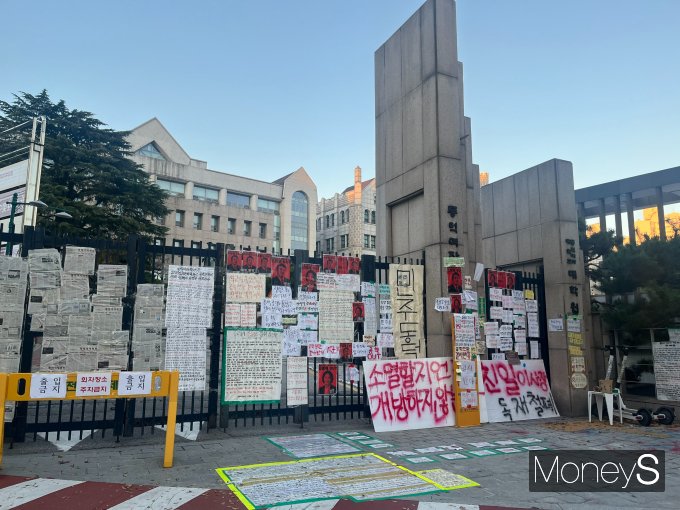 경찰이 동덕여대에 무단 침입한 남성 2명을 검찰에 송치하고 군인 신분의 또 다른 남성 1명은 군사경찰에 사건을 인계했다./사진=박정은 기자