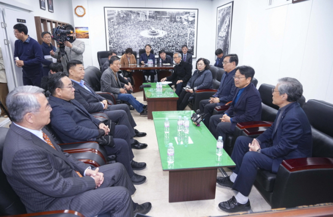 강기정 광주광역시장이 5일 오전 서구 5·18기념문화센터 내 5·18민주화운동공로자회 사무실을 방문해 오월단체 관계자들과 비상계엄 관련해 의견을 나누고 있다./사진=광주시