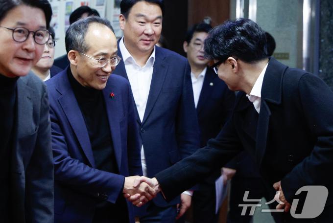 한동훈 국민의힘 대표(오른쪽)와 추경호 원내대표가 4일 저녁 서울 여의도 국회에서 본회의 대통령 탄핵안 보고 관련 논의를 위한 비공개 의원총회에 앞서 악수하고 있다. 2024.12.4/뉴스1 ⓒ News1 안은나 기자