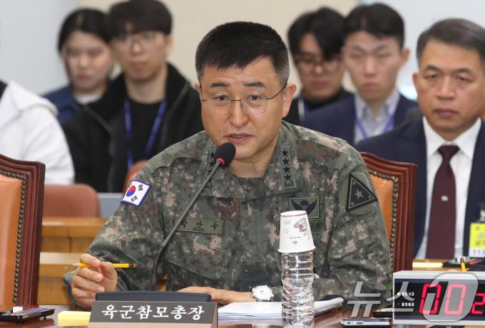 계엄사령관을 맡았던 박안수 육군참모총장이 5일 오전 서울 여의도 국회에서 열린 국방위원회 전체회의 비상계엄 선포 경과 및 병력동원 관련 현안질의에 출석해 의원 질의에 답하고 있다. 2024.12.5/뉴스1 ⓒ News1 이광호 기자