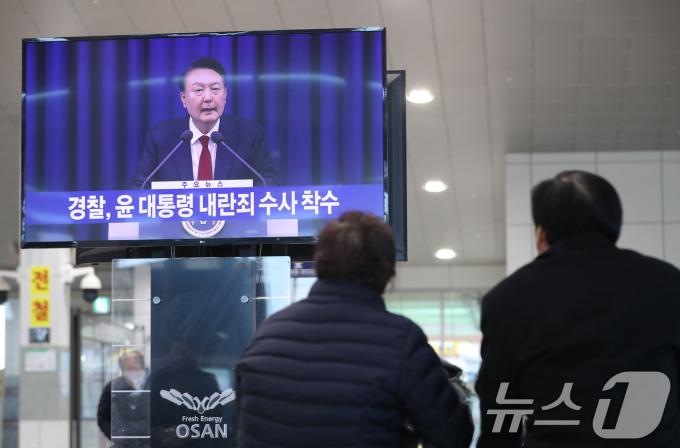 5일 경기 오산시 오산역 환승센터 대합실에서 시민들이 윤석열 대통령의 탄핵 관련 뉴스를 시청하고 있다. 2024.12.5/뉴스1 ⓒ News1 김영운 기자