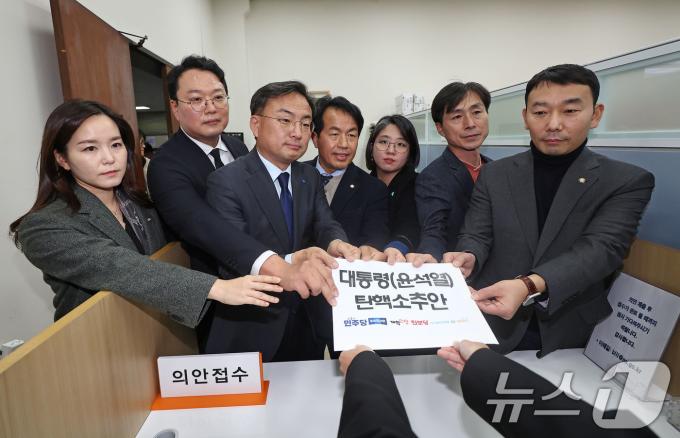 김용민 더불어민주당 의원(오른쪽부터), 한창민 사회민주당 대표, 용혜인 기본소득당 대표, 윤종오 진보당 원내대표, 신장식 조국혁신당 의원, 천하람 개혁신당 원내대표, 이주영 개혁신당 의원이 4일 서울 여의도 국회에서 야6당이 공동발의한 윤석열 대통령 탄핵소추안을 제출하고 있다. (공동취재) 2024.12.4/뉴스1 ⓒ News1 안은나 기자