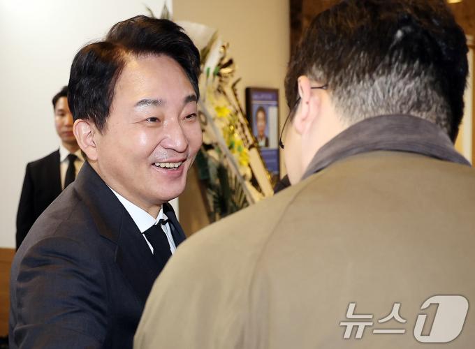 원희룡 전 국토교통부 장관이 23일 오후 서울 송파구 아산병원 장례식장에 마련된 고(故) 이상득 전 의원 빈소를 찾아 조문한 뒤 취재진과 인사를 나누고 있다. 2024.10.23/뉴스1 ⓒ News1 김진환 기자
