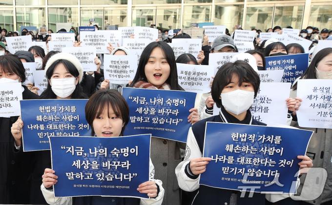 숙명여자대학교 학생들이 5일 오후 서울 용산구 숙명여자대학교에서 '윤석열 대통령 퇴진을 위한 숙명여대 2,626인 대학생 시국선언' 기자회견을 하고 있다. 2024.12.5/뉴스1 ⓒ News1 임세영 기자