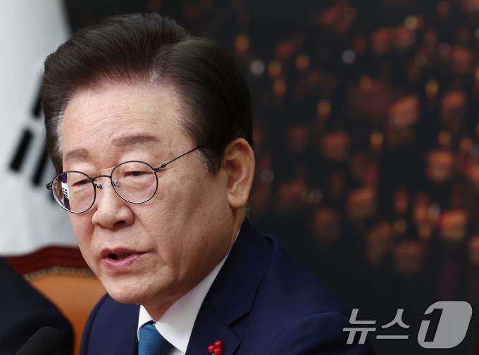 이재명 더불어민주당 대표가 5일 오전 서울 여의도 국회에서 열린 비상 최고위원회의에서 모두 발언을 하고 있다. 2024.12.5/뉴스1 ⓒ News1 김민지 기자