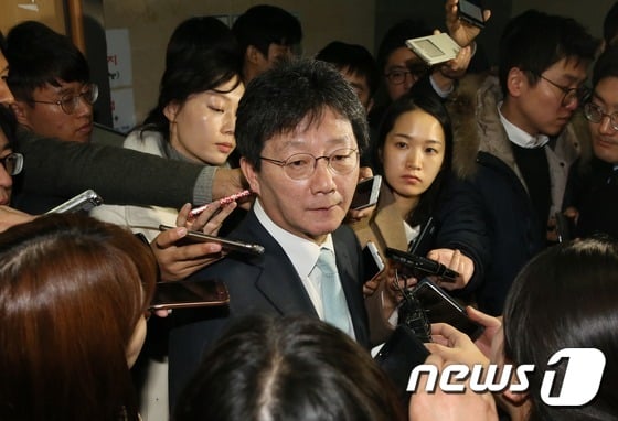 유승민 새누리당 의원이 27일 서울 여의도 국회 의원회관에서 기자회견을 열고 탈당과 개혁보수신당(가칭) 창당을 공식 선언한 뒤 취재진의 질문을 받고 있다. 이날 새누리당 비박계 의원 29명은 탈당을 선언했다. 2016.12.27/뉴스1 ⓒ News1 송원영 기자
