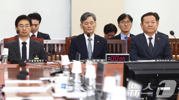 이상민 행정안전부 장관(오른쪽부터), 조지호 경찰청장, 김봉식 서울경찰청장이 5일 오전 서울 여의도 국회에서 열린 비상계엄 관련 행정안전위원회 전체회의에 굳은 표정으로 자리해 있다. 2024.12.5/뉴스1 ⓒ News1 김민지 기자
