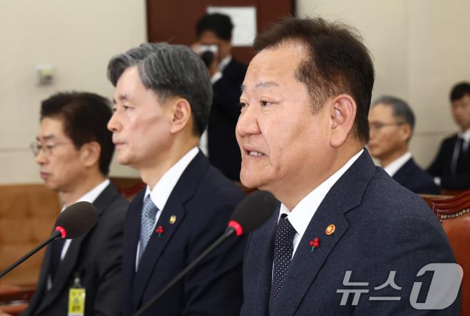 이상민 행정안전부 장관이 5일 오전 서울 여의도 국회에서 열린 비상계엄 관련 행정안전위원회 전체회의에서 계엄 상황에 대한 사과를 하고 있다. 오른쪽부터 이 장관, 조지호 경찰청장, 김봉식 서울경찰청장. 2024.12.5/뉴스1 ⓒ News1 김민지 기자