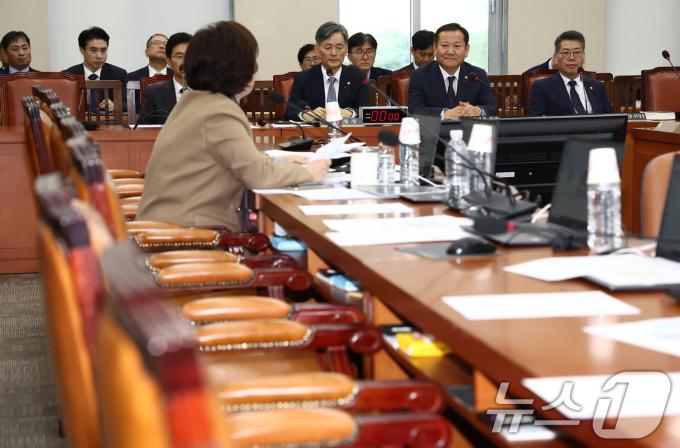 이상민 행정안전부 장관이 5일 오후 서울 여의도 국회에서 열린 비상계엄 관련 행정안전위원회 전체회의에서 계엄 사태에 관한 질의에 답변하고 있다. 이날 국민의힘 의원들은 더불어민주당 의원들이 윤석열 대통령의 비상계엄 선포에 대해 '쿠데타', '내란죄'라고 하자 유감을 표하며 퇴장했다. 2024.12.5/뉴스1 ⓒ News1 김민지 기자
