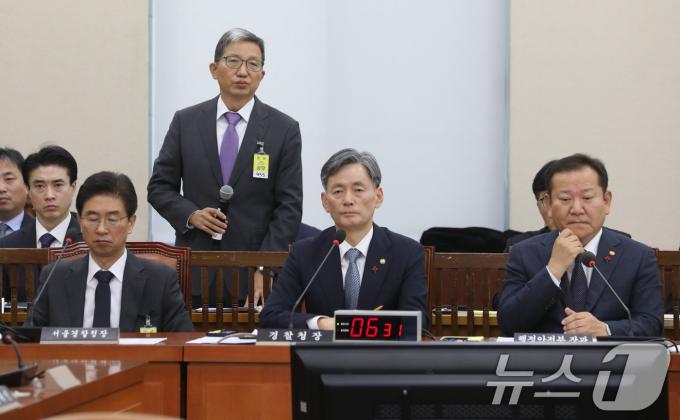 우종수 경찰청 국가수사본부장이 5일 오전 서울 여의도 국회에서 열린 비상계엄 관련 행정안전위원회 전체회의에 출석해 김용현 전 국방부 장관의 출국금지 조치와 관련한 의원 질의를 듣고 있다. 2024.12.5/뉴스1 ⓒ News1 이광호 기자