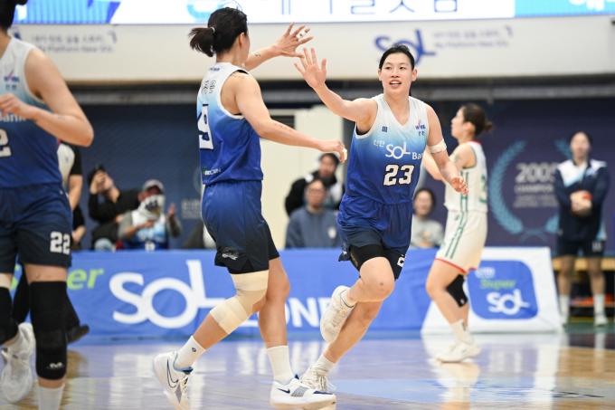 인천 신한은행의 홍유순(오른쪽)과 이경은. (WKBL 제공)