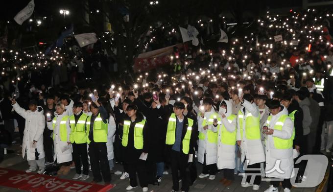 [뉴스1 PICK]'尹 모교' 서울대 총학생회, '윤석열 대통령 퇴진 요구' 총회 개최