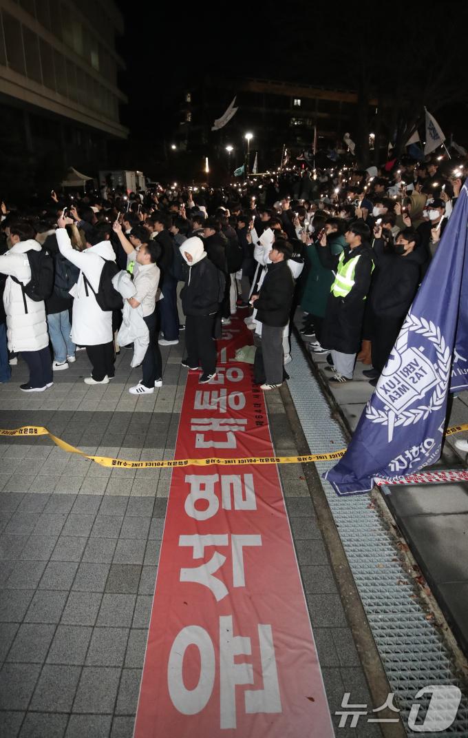 [뉴스1 PICK]'尹 모교' 서울대 총학생회, '윤석열 대통령 퇴진 요구' 총회 개최