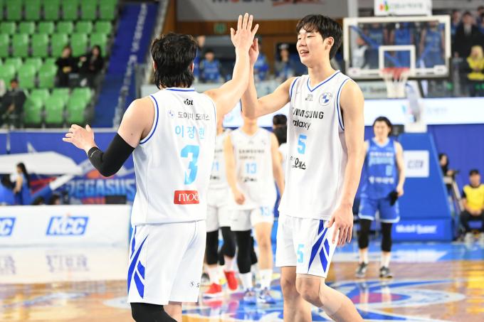 서울 삼성 이원석(오른쪽)과 이정현이 5일 열린 2024-25 프로농구 대구 한국가스공사와 원정 경기에서 74-59로 승리한 뒤 기뻐하고 있다. (KBL 제공)