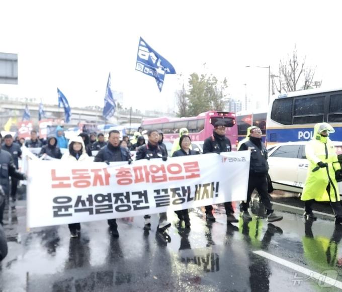 전국민주노동조합총연맹(민주노총)이 5일 오후 서울역 인근에서 '내란범 윤석열퇴진촉구 민주노총 결의대회'를 마치고 서울 종로구 동화면세점 앞으로 행진하고 있다. 2024.12.05/뉴스1 ⓒ 뉴스1 김예원 기자