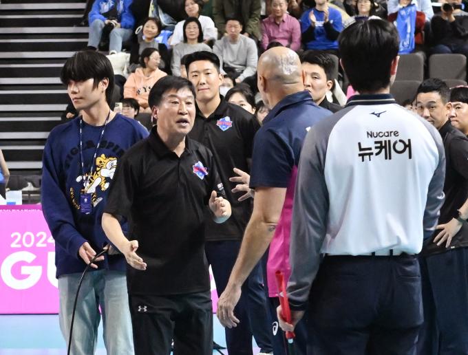경기 후 대화를 나누는 김호철 감독과 아본단자 감독(KOVO제공)