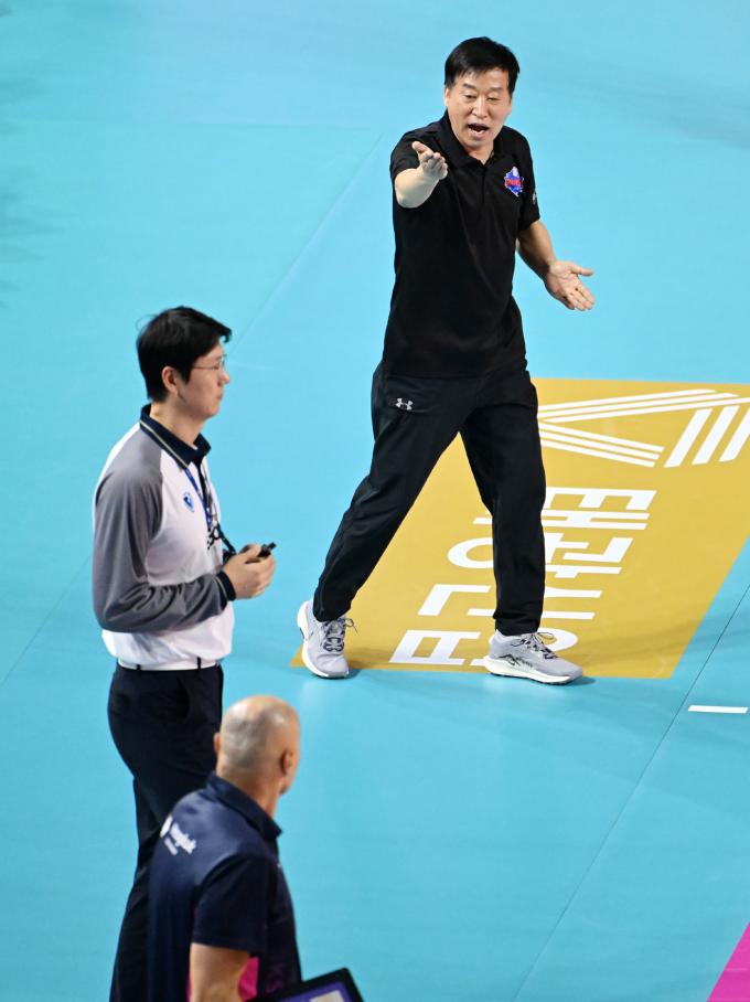 서로 신경전을 벌이는 김호철 감독(위)과 아본단자 감독(KOVO제공)
