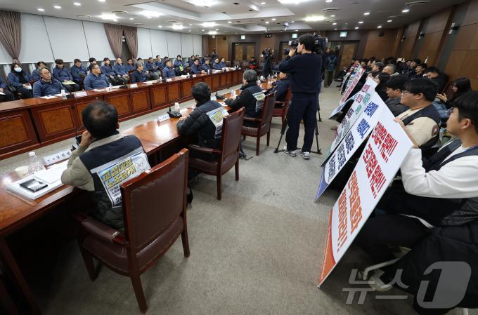 서울지하철 1~8호선을 운영하는 서울교통공사 노사가 총파업을 하루 앞두고 막판 협상에 나선 5일 서울 성동구 서울교통공사 인재개발원에서 노사 대표단이 교섭 시작을 기다리고 있다. (공동취재) 2024.12.5/뉴스1 ⓒ News1 이재명 기자