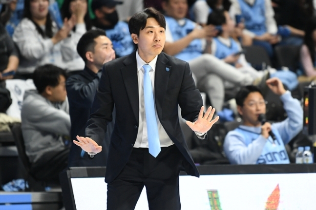 부임 후 4경기째 승리가 없는 김태술 고양 소노 감독. (KBL 제공)