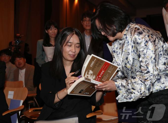2024노벨문학상 수상 작가 한강이 17일 오후 서울 삼성동 포니정홀에서 열린 '2024 포니정 혁신상' 시상식후 한 독자의 요청에 사인을 해주고 있다.(사진공동취재단)2024.10.17/뉴스1
