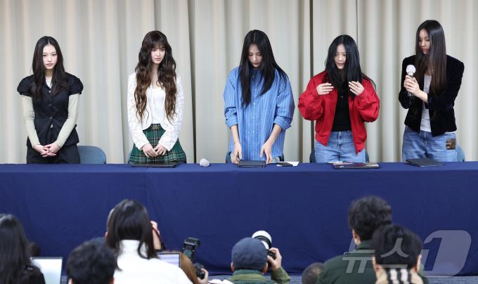 걸그룹 뉴진스가 11월 28일 오후 서울 강남구 스페이스쉐어 삼성역센터에서 열린 전속계약 해지 관련 기자회견에 참석해 있다. 왼쪽부터 해린, 다니엘, 민지, 하니, 혜인. (공동취재) 2024.11.28/뉴스1 ⓒ News1 권현진 기자