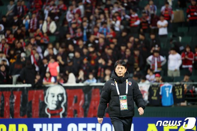 14일 오후 전라북도 전주시 덕진구 전주월드컵경기장에서 열린 2023-2024시즌 아시아축구연맹(AFC) 챔피언스리그 16강 1차전 전북 현대 모터스와 포항 스틸리스의 경기에서 포항 박태하 감독이 일찍 피치로 나와 서포터즈 석에 인사 후 돌아가고 있다. 2024.2.14/뉴스1 ⓒ News1 박정호 기자