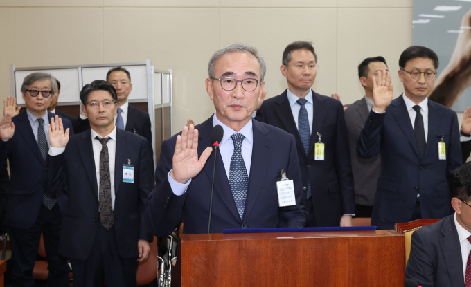 KT가 역전 현상 해소를 위해 데이터 제공량이 적거나 월정액이 비싼 일부 LTE 요금제의 신규 가입을 중단한다. 사진은 지난 10월 김영섭 KT 대표이사가 서울 여의도 국회에서 열린 과학기술정보방송통신위원회 종합감사에서 증인선서를 하고 있는 모습. /사진=뉴시스