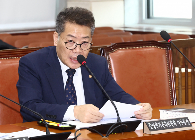 (윤석열 대통령의 비상계엄 선포 이후, 계엄군 297명이 선거관리위원회에 투입된 것으로 드러났다. 사진은 김용빈 선관위원회 사무총장이  서울 여의도 국회에서 열린 비상계엄 관련 행정안전위원회 전체회의에서 계엄군의 중앙선관위 진입 관련 의원 질의에 답변하는 모습. /사진=뉴스1