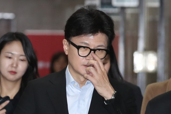 한동훈 대표가 당 원로들로 구성된 상임고문단 회동에 참석한다. 사진은 당대표 회의실로 이동하는 모습.  /사진=뉴스1