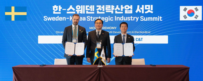 삼성물산 건설부문이 스웨덴 소형모듈원전(SMR) 개발 회사와 협력하며 유럽 시장 SMR 사업에 더욱 속도를 낼 예정이다. 사진은 지난 5일 진행된 스웨덴 SMR 사업협력 MOU 체결식에 나섰던 크리스티안 셸란더(왼쪽부터) 칸풀 넥스트 대표이사, 정인교 산업통상자원부 통상교섭본부장, 오세철 삼성물산 건설부문 대표이사. /사진=삼성물산