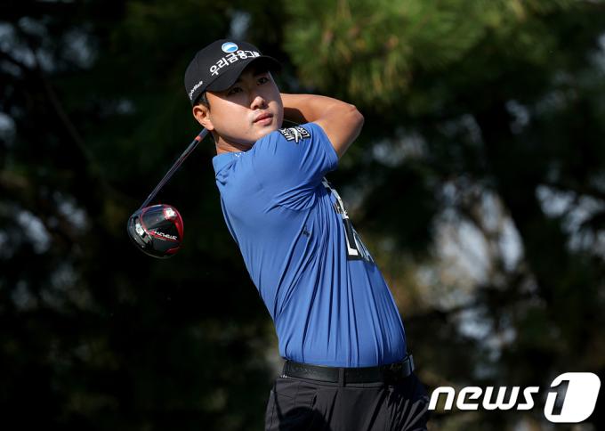 조우영이 26일 부산 기장군 아시아드컨트리클럽에서 열린 한국프로골프(KPGA) 코리안투어 백송홀딩스-아시아드CC 부산오픈 1라운드에서 14번홀 티샷을 하고 있다. (KPGA 제공) 2023.10.26/뉴스1