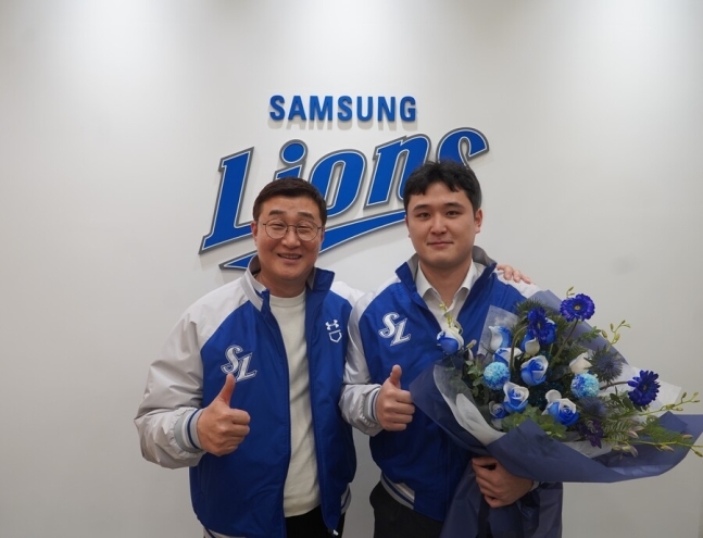 삼성과 FA 계약을 맺은 최원태가 이종열 단장과 기념 촬영을 하고 있다. (삼성 라이온즈 제공)