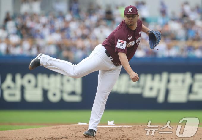 22일 오후 대구 삼성라이온즈파크에서 열린 프로야구 '2024 신한 SOL 뱅크 KBO리그' 키움 히어로즈와 삼성 라이온즈의 경기, 1회말 키움 선발투수 아리엘 후라도가 역투하고 있다. 2024.9.22/뉴스1 ⓒ News1 공정식 기자