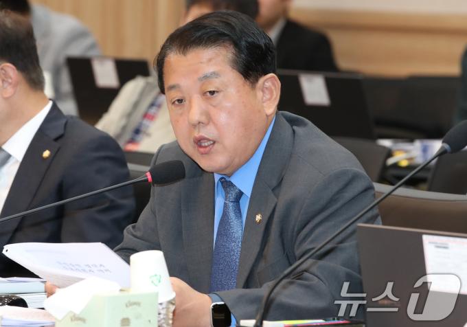 김병주 더불어민주당 위원이 17일 충남 계룡대에서 열린 국회 국방위원회의 육군본부에 대한 국정감사에서 질의하고 있다. 2024.10.17/뉴스1 ⓒ News1 김기태 기자