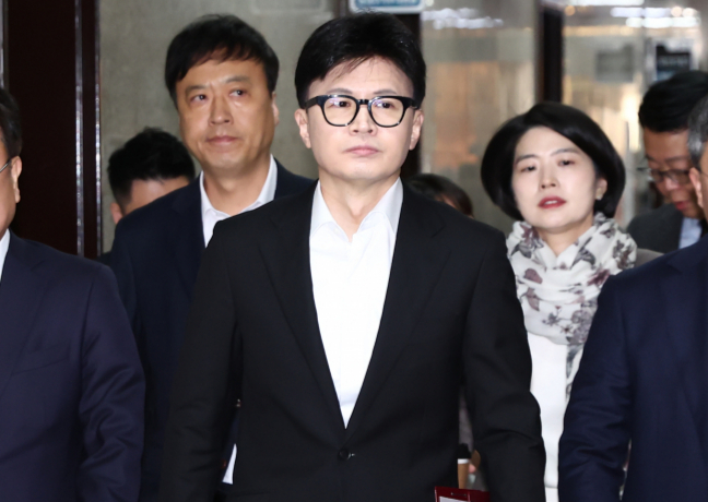한동훈 국민의힘 대표는 "윤석열 대통령에 대한 조속한 직무집행 정지가 필요하다"고 말했다. 사진은 이날 긴급최고위원회 참석하는 모습. /사진=뉴스1