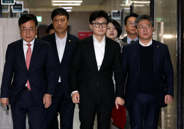 한동훈 국민의힘 대표 관련 테마주가 상승하고 있다. 사진은 한대표가 6일 오전 서울 여의도 국회에서 열린 국민의힘 긴급 최고위원회의에 참석하고 있는 모습. /사진=뉴시스