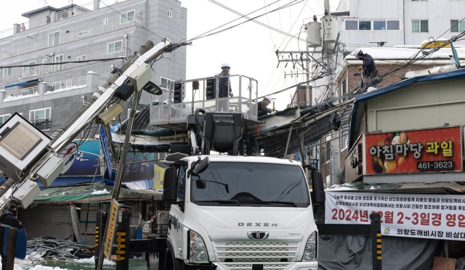 지난 1일 폭설로 지붕이 무너져 내린 경기도 의왕시 삼동 도깨비시장 복구 공사 모습. 사진제공=뉴스1