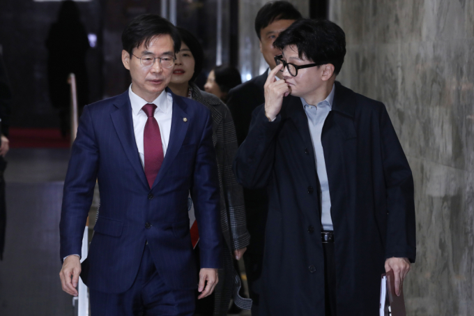 여당 최다선의원인 6선 조경태 국민의힘 의원이 윤석열 대통령 탄핵안에 공개 찬성했다. 사진은 지난달 27일 서울 여의도 국회에서 함께 걷고 있는 조경태 국민의힘 의원(왼쪽)과 한동훈 대표의 모습. /사진=뉴스1