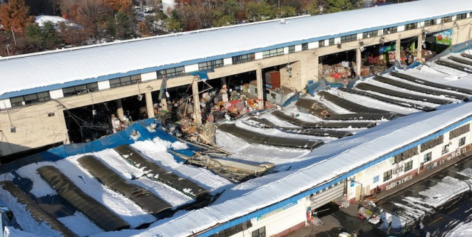 지난달 28일 기록적인 11월 폭설로 지붕이 무너져 내린 경기 안양시 동안구 안양농수산물시장 모습. 사진제공=뉴스1 