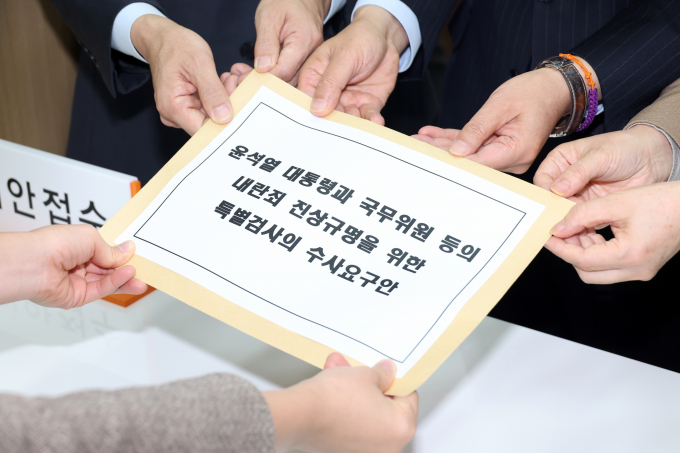 사진은 지난 5일 서울 여의도 국회의안과에서 황운하 조국혁신당 원내대표, 신장식, 정춘생 의원 등이 윤석열 대통령과 국무위원 등의 내란죄 진상규명을위한 특별검사 수사요구안을 제출하는 모습. /사진=뉴시스