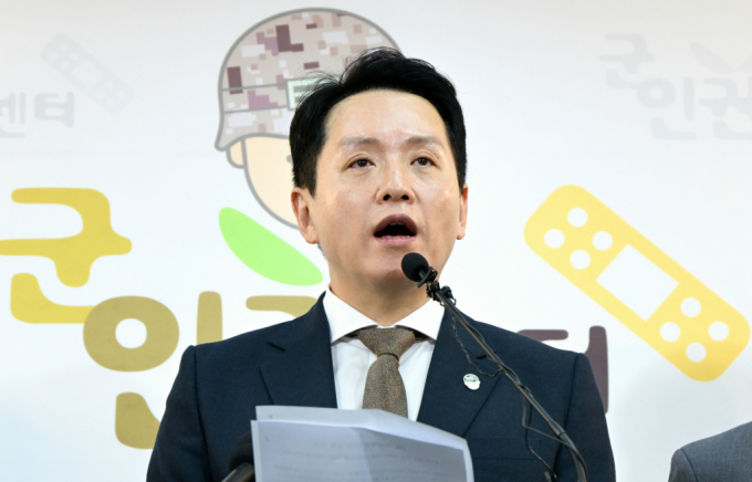 군인권센터가 지휘관 휴가 통제 등의 제보를 근거로 2차 계엄 의심된다고 주장했다. 사진은 6일 서울 마포구 군인권센터에서 열린 기자회견에 참석한 임태훈 군인권센터 소장. /사진=뉴스1