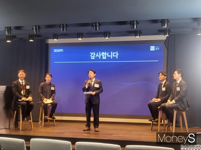  법무법인 율촌 건설클레임연구소가 분쟁 사례들을 통해 실무 문제들을 조명했다. 사진은 법무법인 율촌 건설클레임연구소가 지난 5일 개최한 ‘공사계약 중도 타절의 법적 문제’ 세미나에서 사회를 맡은 정유철 변호사. /사진=이화랑 기자