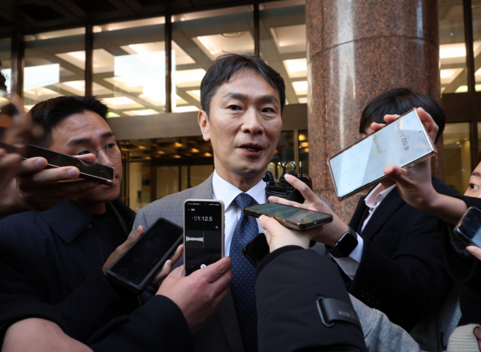  이복현 금융감독원장이 4일 오전 서울 중구 은행회관에서 긴급 거시경제·금융현안 간담회를 마치고 취재진 질문에 답하고 있다. /사진-뉴시스