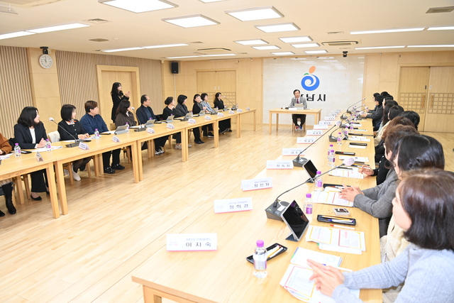 이현재 하남시장이 지역 내 지역아동센터·다함께돌봄센터 센터장들이 참석한 가운데 5일 시청 상황실에서 아동 돌봄센터 간 협력 및 네트워크 구축을 위한 간담회를 열고 있다. / 사진제공=하남시