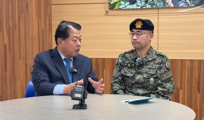 곽종근 육군특수전사령관이 추가 계엄 선포를 없을 것이라고 강조했다. 사진은 곽 사령관(오른쪽)과 김병주 더불어민주당 의원. /사진=사진=유튜브 '주블리 김병주' 캡처