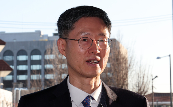 헌법재판소가 비상계엄의 위헌성을 가릴 헌법소원 검토에 착수했다는 입장을 밝혔다. 사진은 문형배 헌법재판소장 권한대행이 지난 5일 서울 종로구 헌법재판소로 출근하며 취재진의 질문에 답하는 모습. /사진=뉴스1