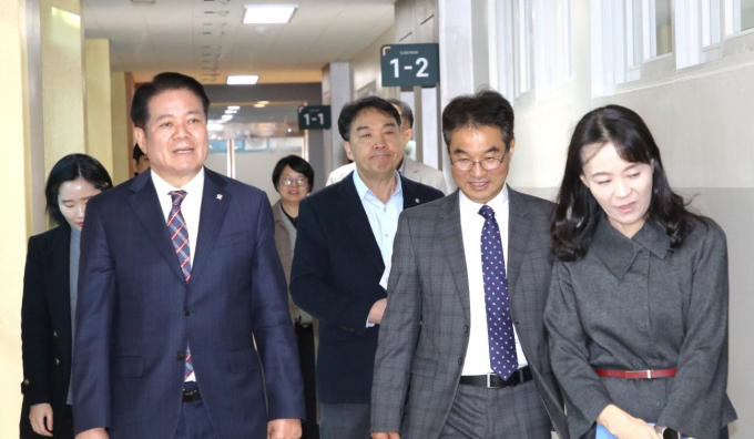 최대호 안양시장(왼쪽)이 지난 3일 안양여자고등학교를 방문해 고교학점제 준비 상황을 살피고 있다.  