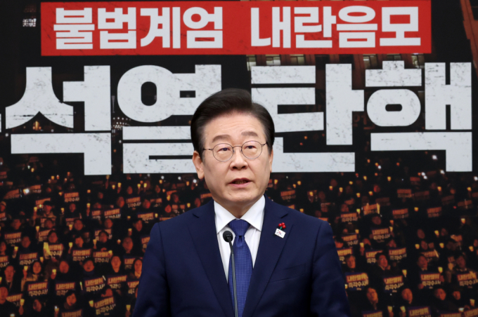 더불어민주당이 당내 의원과 당직자, 보좌진들에게 총동원령을 내리고 국회 본청 집결을 지시했다. 사진은 이재명 더불어민주당 대표가 서울 여의도 국회에서 '윤석열 내란사태 관련 특별성명'을 발표하는 모습. /사진=뉴시스