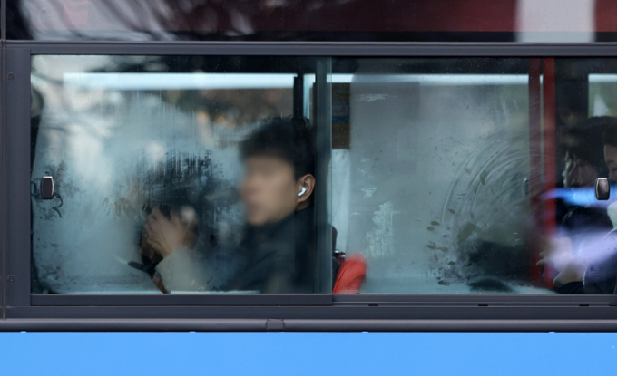 오는 7일은  전국에 가끔 구름이 많겠고 충청권과 전라권, 제주도는 흐리겠다. 사진은 버스 창문에 김이 서린 모습. /사진=뉴시스